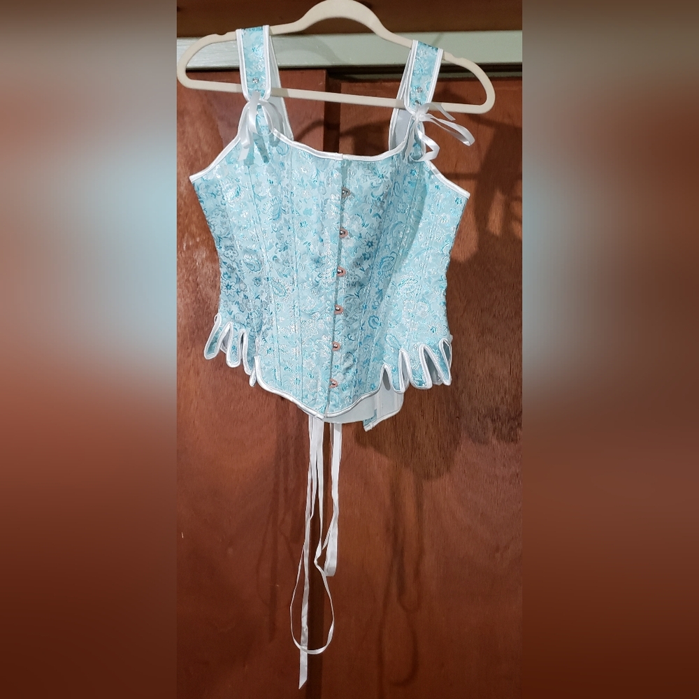 Corset  size XL (NEVER WORN) too small it didn't fit me.